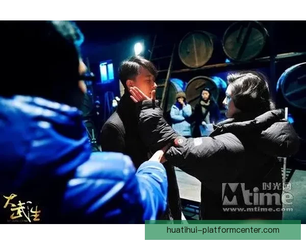 艾维街头激情演讲手持麦克风大胆表达观点引发路人热烈关注